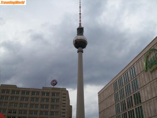 Deutschland: 100_1558 / Der Fernsehturm Berlin aus Nord-Richtung fotografiert. Daneben C&A und Kaufhof (rechts).