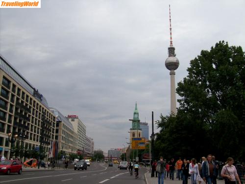 Deutschland: 100_1568 / Karl-Liebknecht-Straße mit Blick nach Norden. Rechts der Fernsehturm, daneben die St. Marien Kirche.