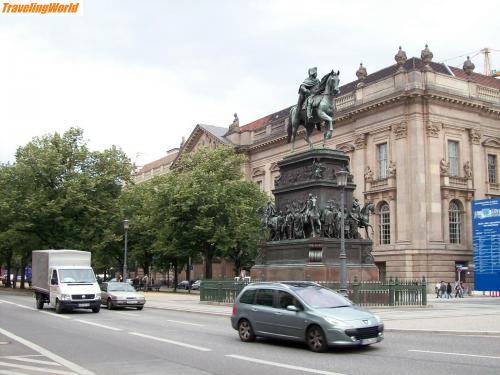 Deutschland: 100_1576 / Reiterstatur Friedrich der Große, dahinter Humbold Uni