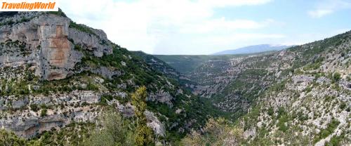 Frankreich: web-0107Pano2Nesq / Gleich am ersten Tag kämpften wir uns den Gorges de la Nesque hoch ...