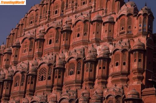 Indien: HavaMahalVerkl01 / Neben dem TAJ MAHAL das wohl berühmteste Bauwerk Indiens: der HAVA MAHAL - der \"Palast der Winde\" - er geht nur ein Zimmer breit in die Tiefe, um den Haremsdamen unbeobachtet und ungesehen das Betrachten der Triumpfzüge ihres Herrschers zu beobachten!