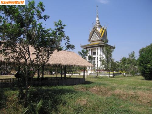 Kambodscha: Killing Fields 001 / In der Stupa lagern Knochen der Opfer von Pol Pot