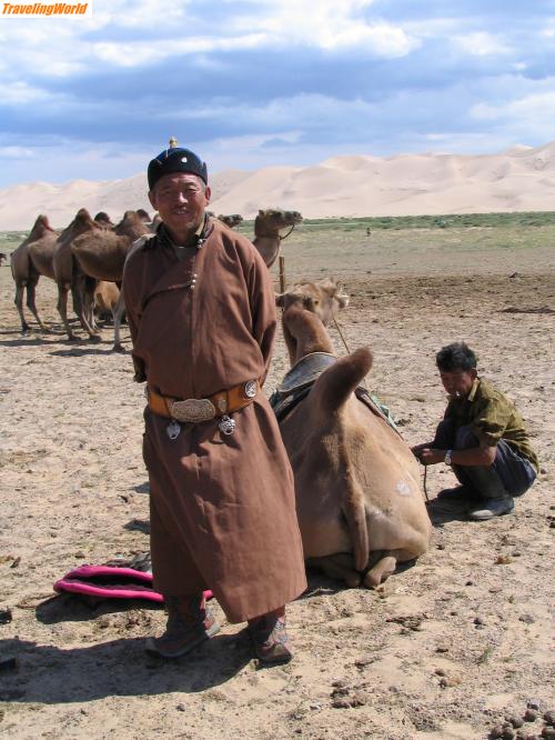 Mongolei: Mongolei Juli 2007 811 / Der Kamelzüchter, der uns nachts um 3 Uhr aus der Gobi geholt hat, als wir ohne Benzin feststeckten! Am nächsten Tag haben wir ihn besucht und uns bedankt.