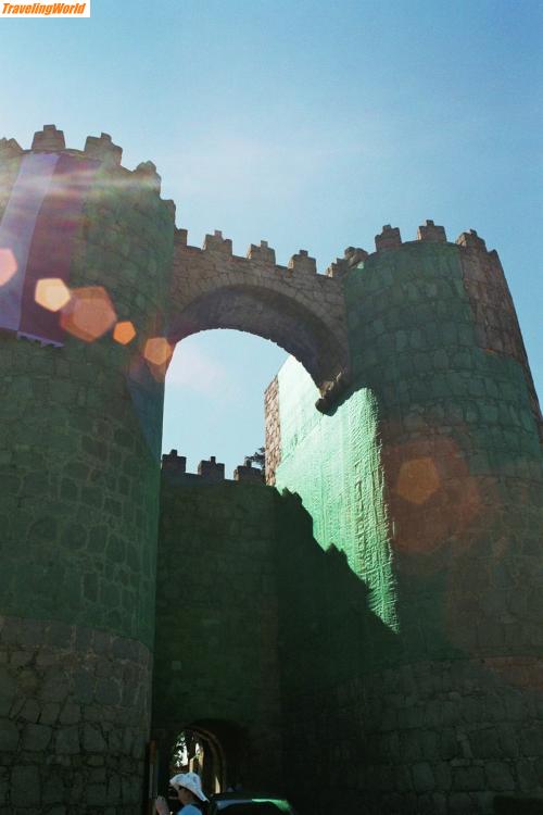 Spanien: 012_9 / Avila - intakte Stadtmauer mit einem der 68 Wehrtürme