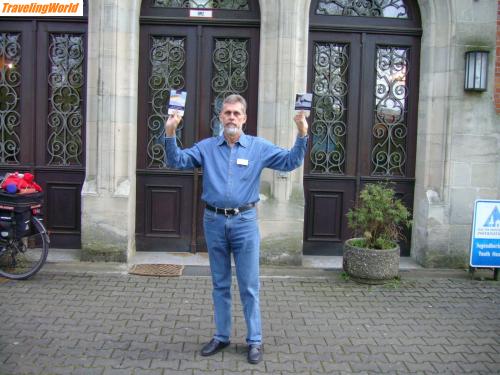 Deutschland: Bild 018 / 23.04.2008 DJH Leiter Herr Roesler vor das DJH Schloss Coburg, mit Informationsmaterial für Organspende.