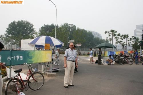 China: IMG_0650-me-at-gate-k / am Eingangstor zum Birdsnest