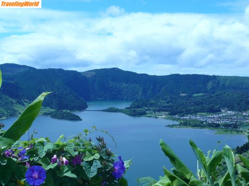 Portugal: Azoren 007-1 / Der Miradouro da Vista do Rei eröffnet aus ca.550m Höhe einen Königsblick über einen der schönsten Landstriche der Azoren. In der Caldeira das Sete Cidades ruhen die blaue Lagoa Azul und die grüne Lagoa Verde am Fuß fast senkrechter Kraterwände.
Die Umrundung soll man laut Reiseführer in 4-6 Stunden schaffen. Wir haben 7 Stunden gebraucht. Man sollte genügend Kondition mitbringen! ;)