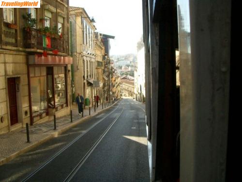 Portugal: Portugal.Lissabon 027 / ------ steil bergab ----