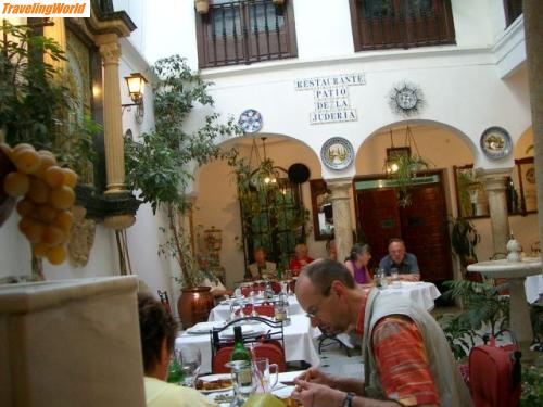 Spanien: Andalusien  Mai o4 mit Schröders, Sevlla.Cordoba, Granada, Malla / In der Altstadt von Cordoba,ein malerisches Restaurant im Innenhof (Spezialität: gebratener Ochsenschwanz)