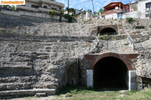 Albanien: Gladiatorenausgang-in-die-A / Haupteingang in das Theater