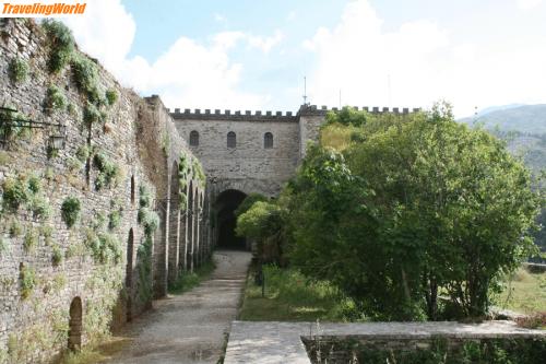 Albanien: Aussenanlage-der-Burg / 