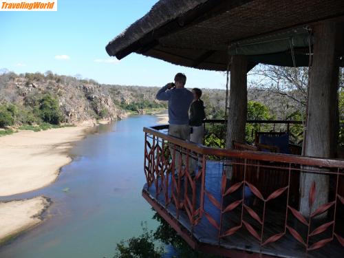 Simbabwe: P1000731 / Gonarezhou Nationalpark, Chilo Gorge Safari Lodge

Wir (meine kinder und ich) hatten die Lodge fast für uns alleine. Und diesen herrlichen Blick auf den Save-River mit Krokodilen, Hippos, Adlern....